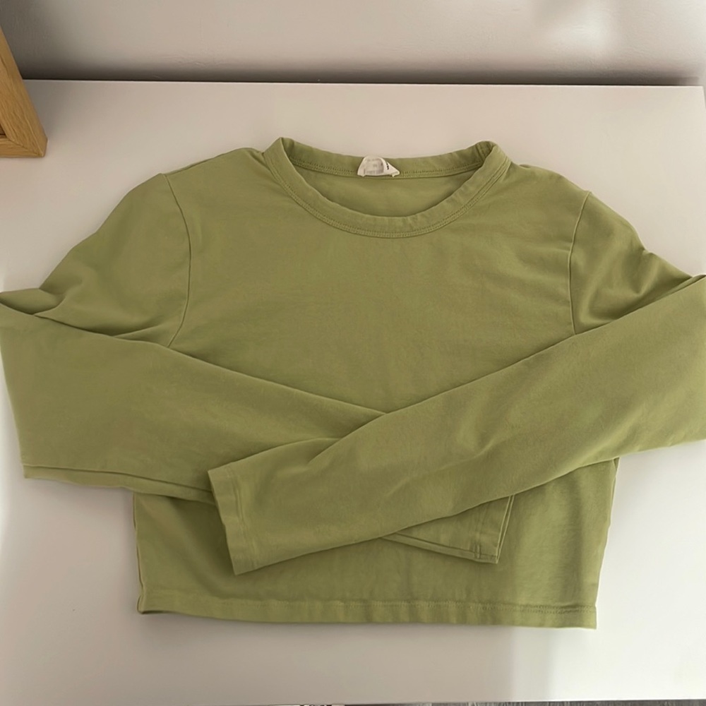 green long sleeved cropped shirt